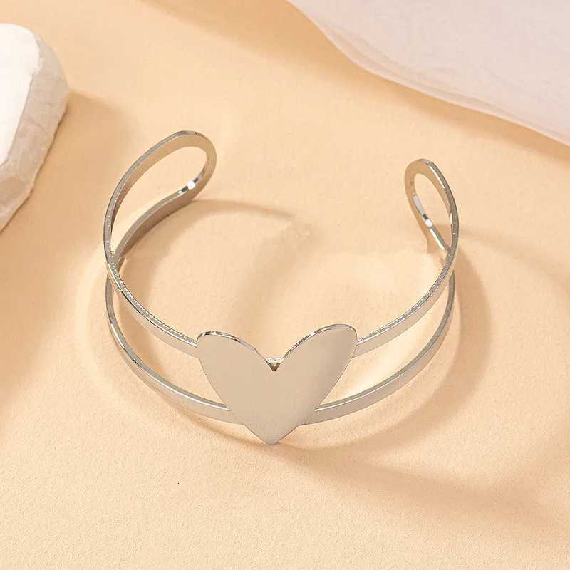 1 Simple and Versatile Niche Exaggerated High-end Cool Style Open Heart BraceletX240925
