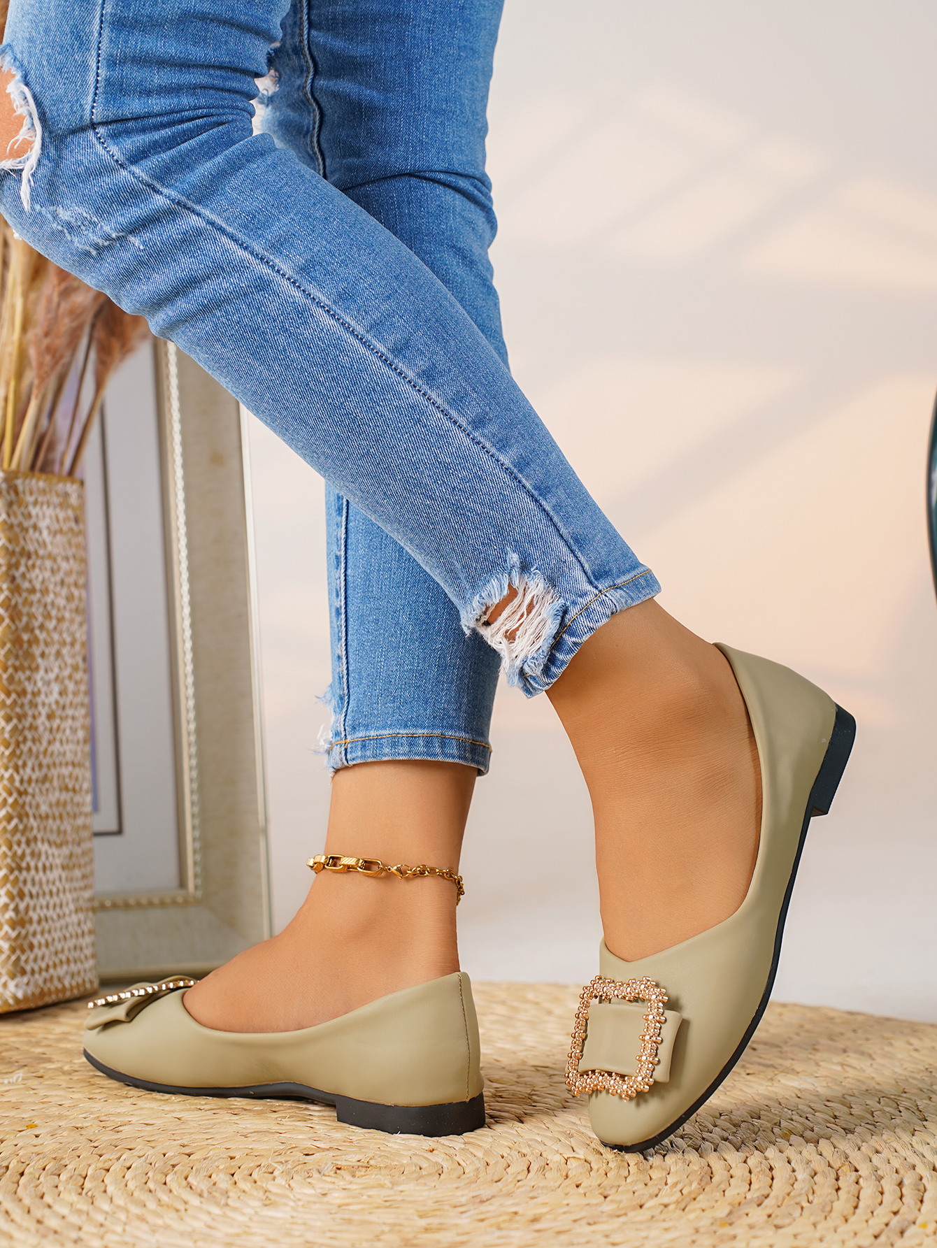 Women's Flat Sandals with Chic Design - Perfect for Everyday Wear