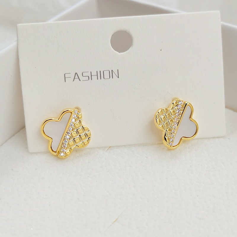 Design micro-set zirconium shell four-leaf clover earrings s925 silver pin fashion simple commuting high-class feeling earrings
