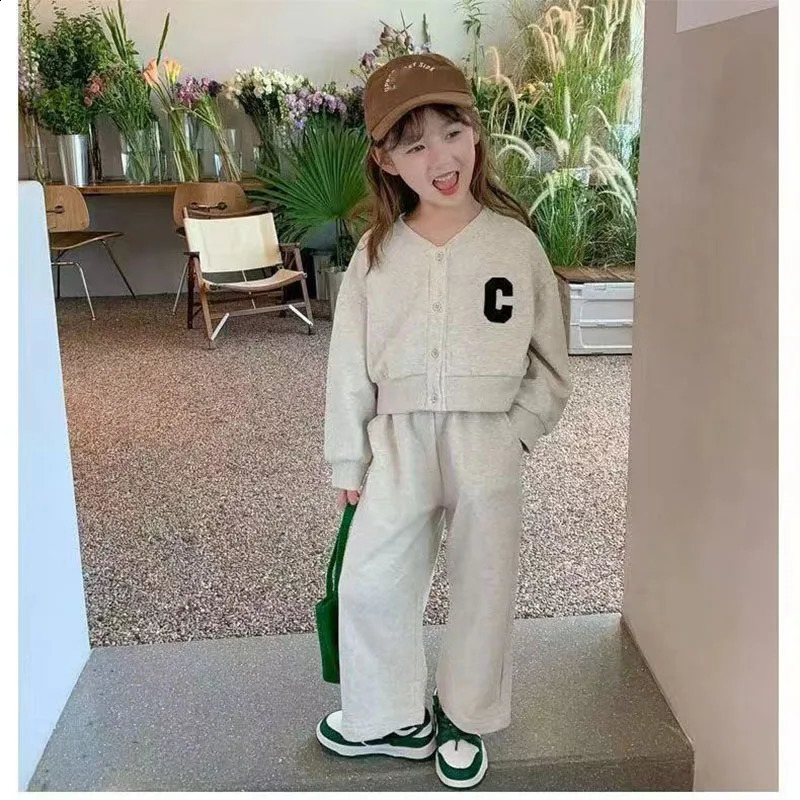 Girls sports suit baby round neck long sleeved shirt and pants 2piece springsummer style childrens fashionable casual 12M10 years old 240925
