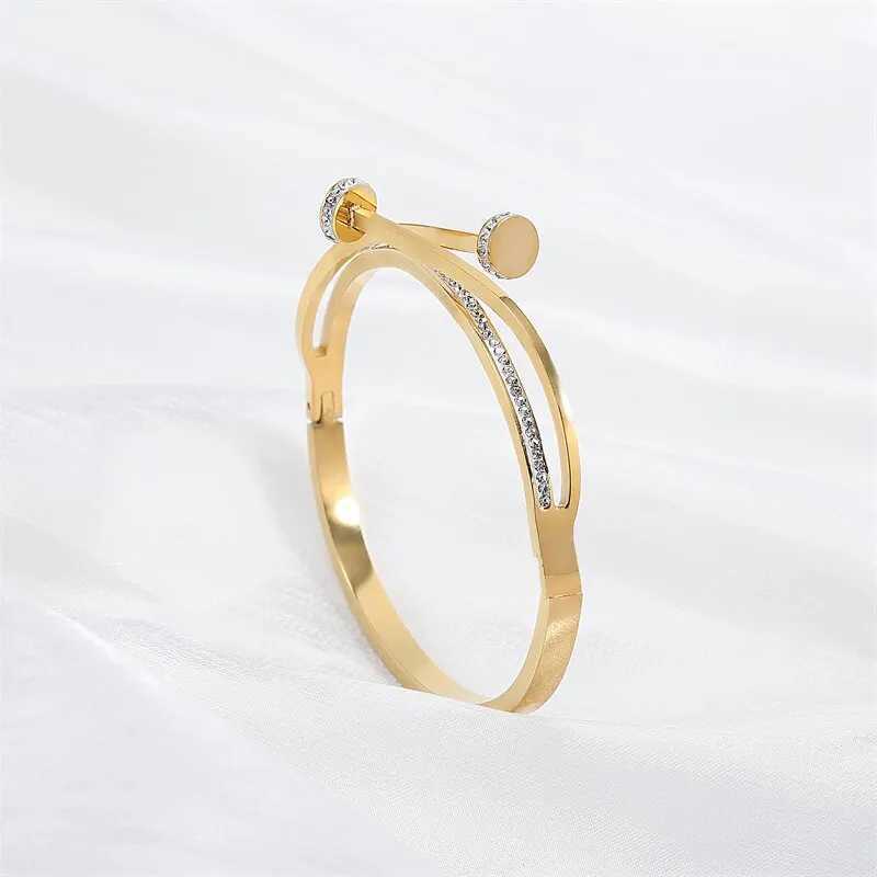 Luxurious and unique double crystal nail head cross stainless steel bracelet suitable for womens love wedding gift bracelet W240925