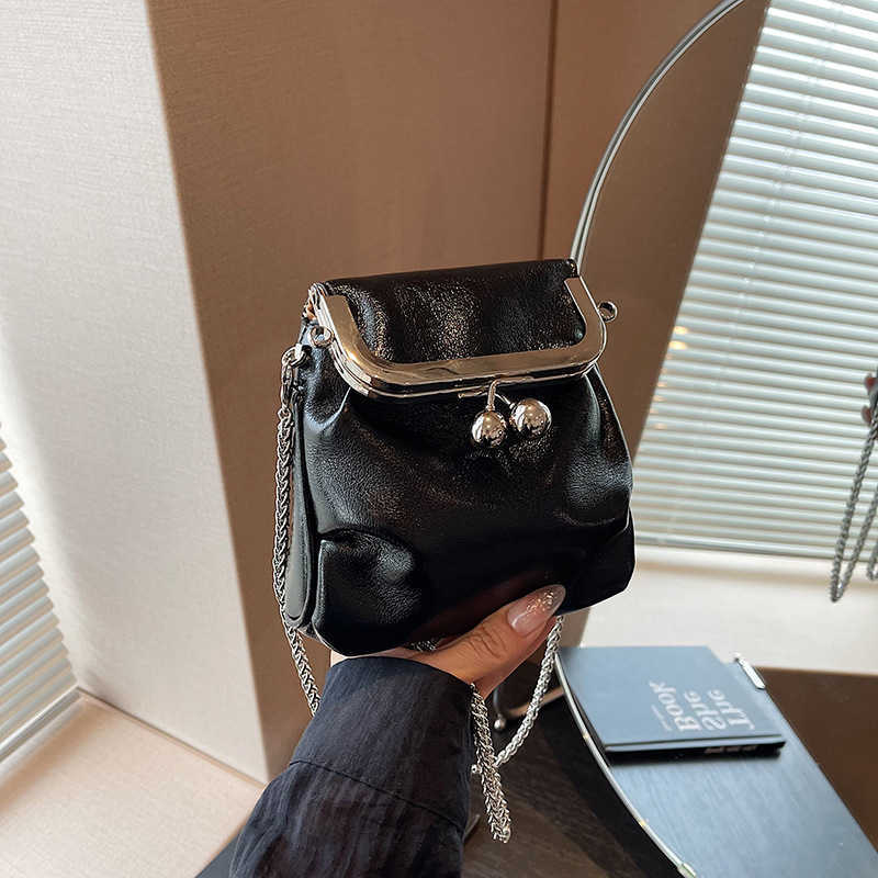 small bag women Korean version fashionable pleated shoulder bag ins chain crossbody clip small square bag 240915