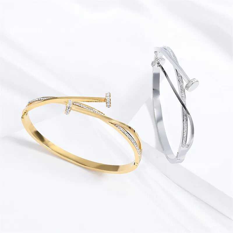 Luxurious and unique double crystal nail head cross stainless steel bracelet suitable for womens love wedding gift bracelet W240925