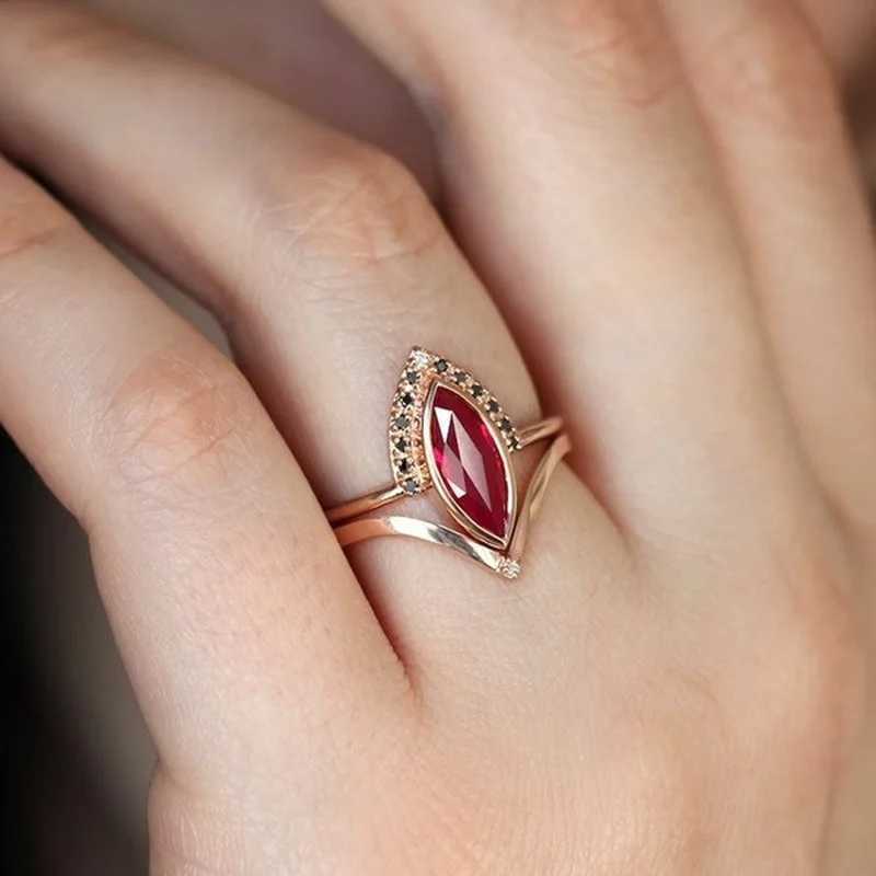 Fashion Rhombus Red Zircon Stones Rose Gold Color Rings for Women Classic Metal Marquise Bridal Wedding Rings Set JewelryX240926