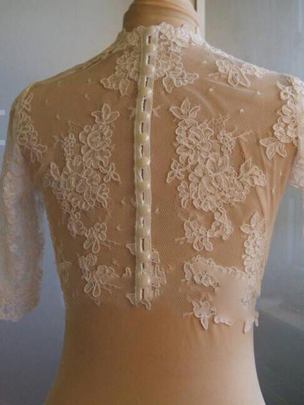 Elegant O Neck Jacket Appliques Lace Button Long Sleeve Bride Jackets For Sleeveles Bridal Dress Wedding Accessories Custom Made