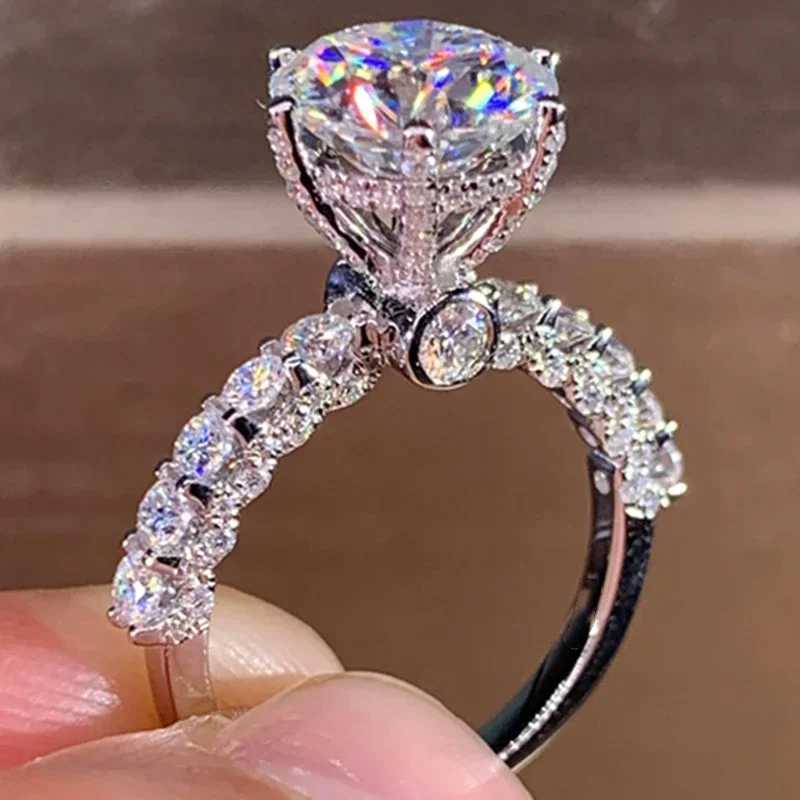 Luxury white cubic zirconia engagement ring suitable for women silver elegant bridal wedding party decoration gift Tren JewelryXJ250412