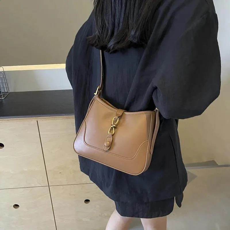 Women's Retro hot PU Leather Crossbody Bag: Korean Style Travel Underarm Shoulder Bag, High-quality Fashion Handbag for Winter 2024