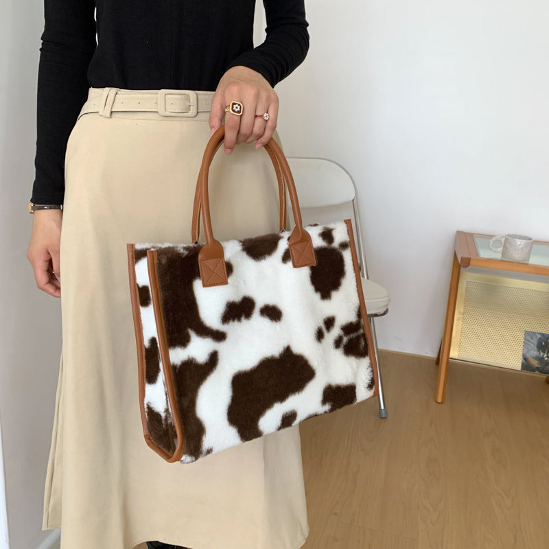 2024 New Designer Women's Shoulder Plush Handbag Shopper Creative Cow Pattern Plush Underarm Bag for Girls Fashion Handbag