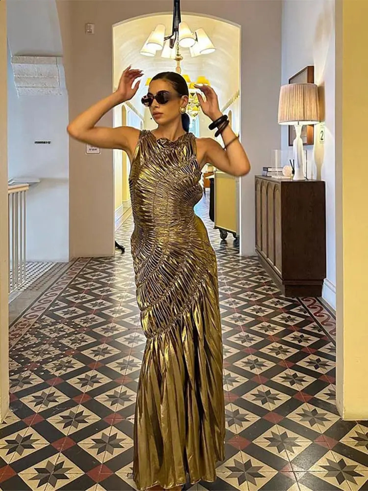 Gold irregular pleated long dress suitable for women fashionable round neck sleeveless tight fitting dress womens evening gown 240926