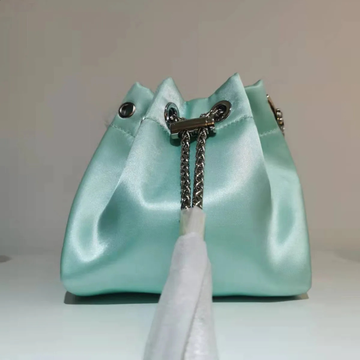 Womens highquality silk bucket bag diamond womens personalized shoulder tassel chain handbag 240920
