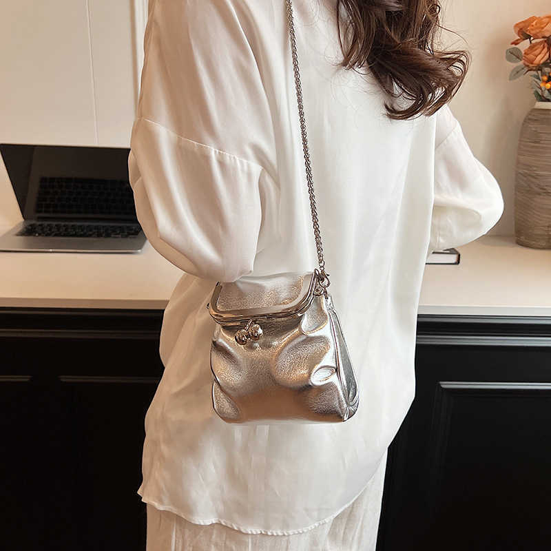 small bag women Korean version fashionable pleated shoulder bag ins chain crossbody clip small square bag 240915