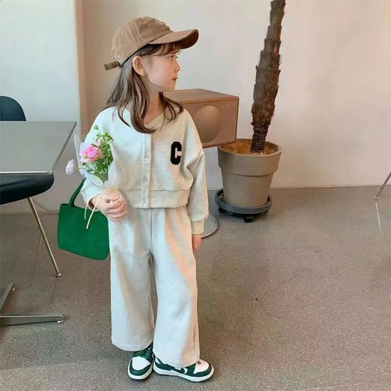 Girls sports suit baby round neck long sleeved shirt and pants 2piece springsummer style childrens fashionable casual 12M10 years old 240925