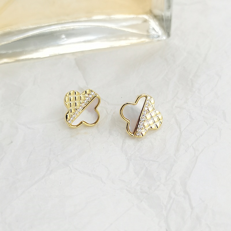Design micro-set zirconium shell four-leaf clover earrings s925 silver pin fashion simple commuting high-class feeling earrings