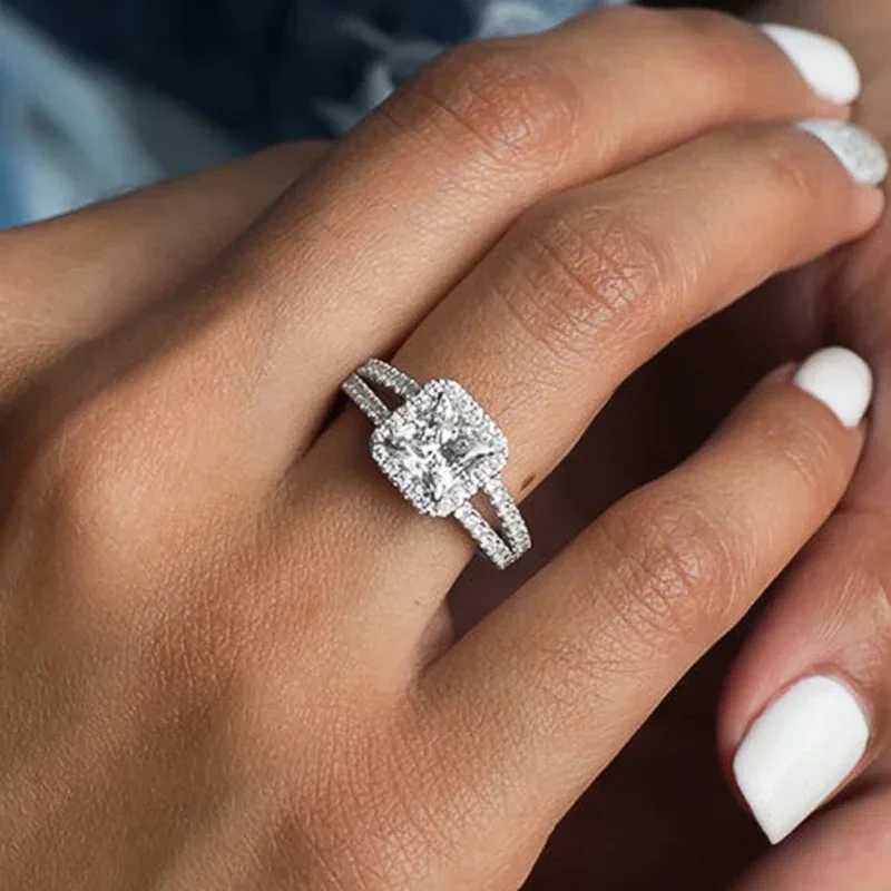 2024 Classic Simple Design Womens Engagement Ring Mosaic Square Crystal Cube Zirconia Sparkling Luxury JewelryXJ250412
