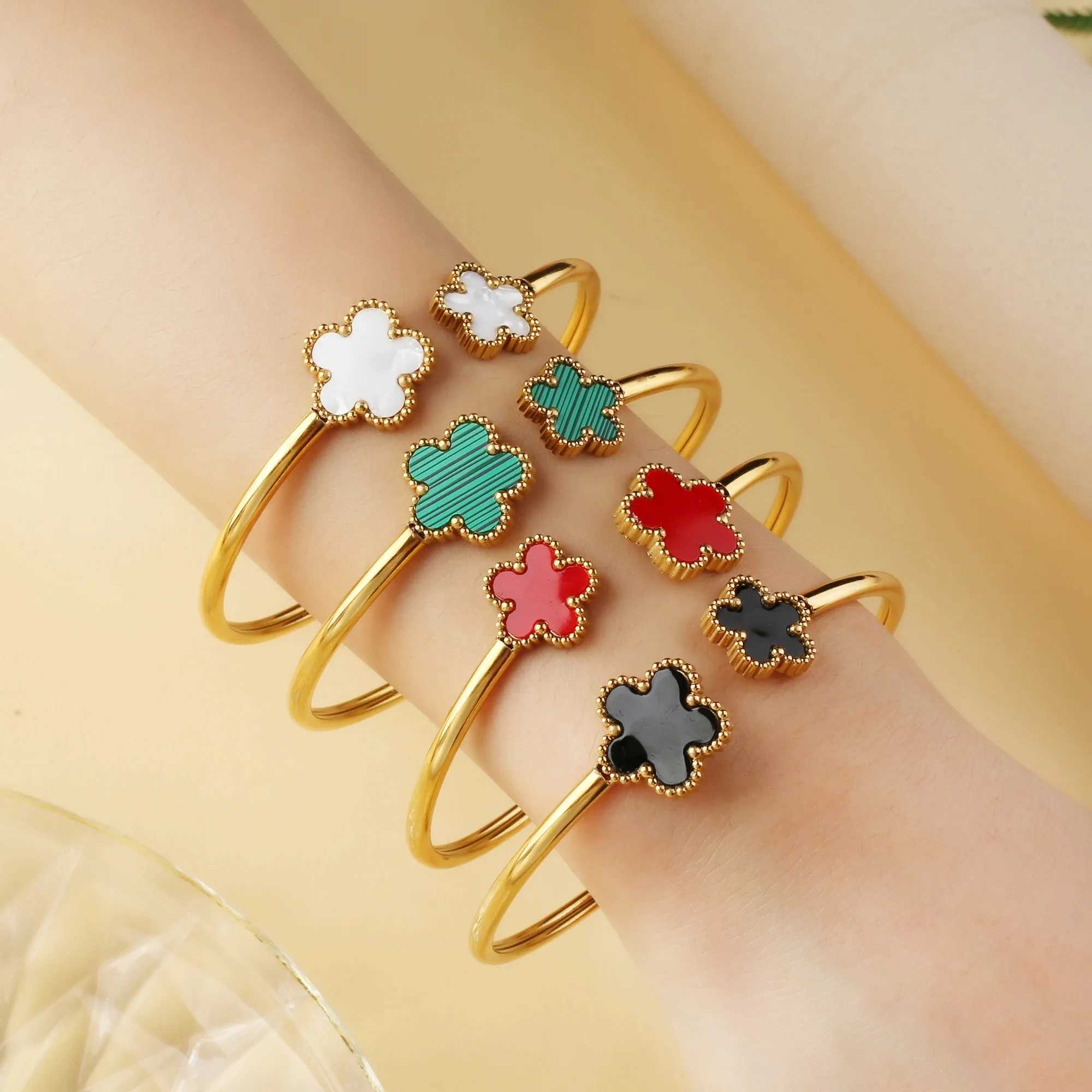 New Creative 18k Gold Plated Plant Five Leaf Flower Stainless Steel Open Bracelet Womens Fashion Party Jewelry Clover W240925