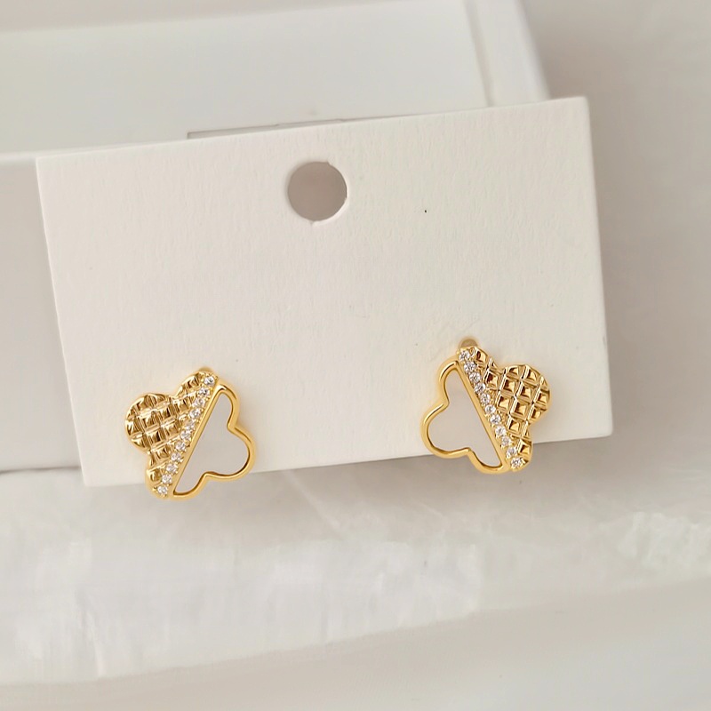 Design micro-set zirconium shell four-leaf clover earrings s925 silver pin fashion simple commuting high-class feeling earrings