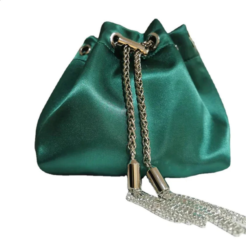 Womens highquality silk bucket bag diamond womens personalized shoulder tassel chain handbag 240920
