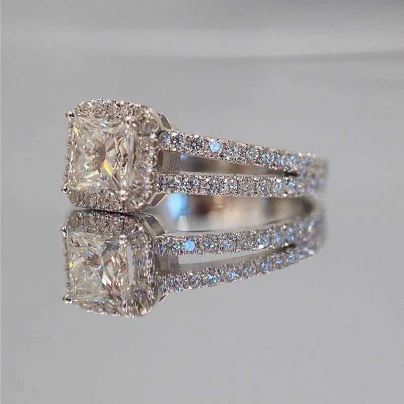 2024 Classic Simple Design Womens Engagement Ring Mosaic Square Crystal Cube Zirconia Sparkling Luxury JewelryXJ250412