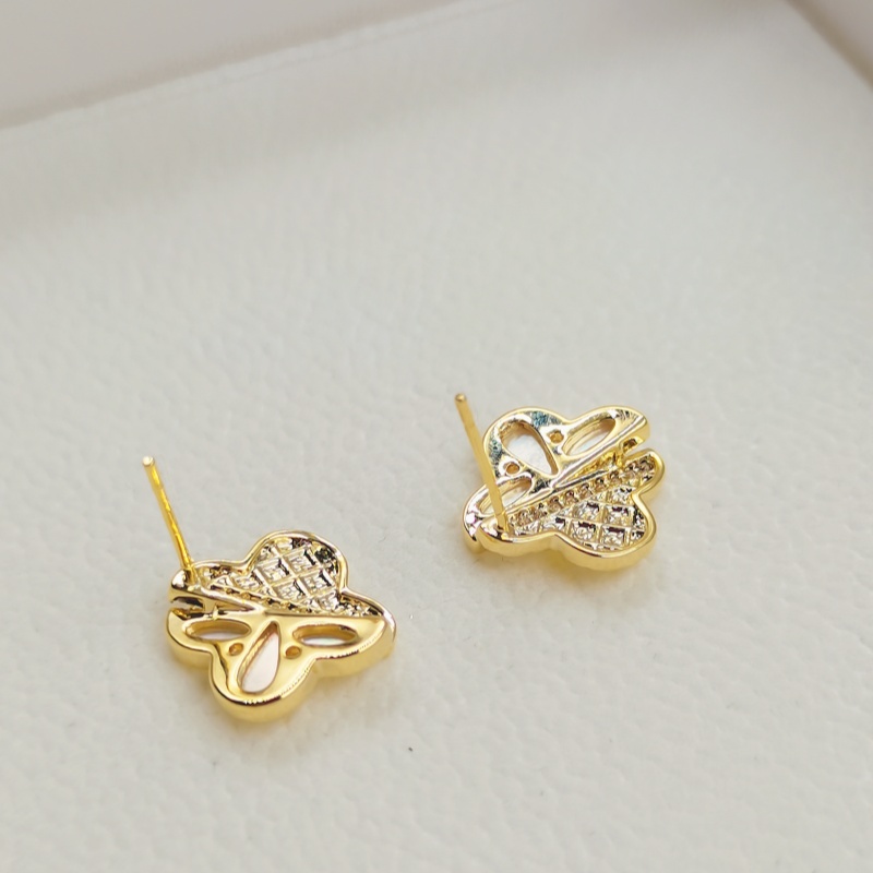 Design micro-set zirconium shell four-leaf clover earrings s925 silver pin fashion simple commuting high-class feeling earrings