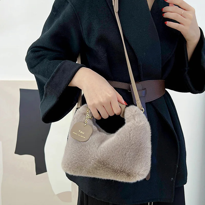 Plush Womens Handbag Cute and Comfortable Paradigm Temperature Handbag Suitable for Womens Birthday Gifts 240923
