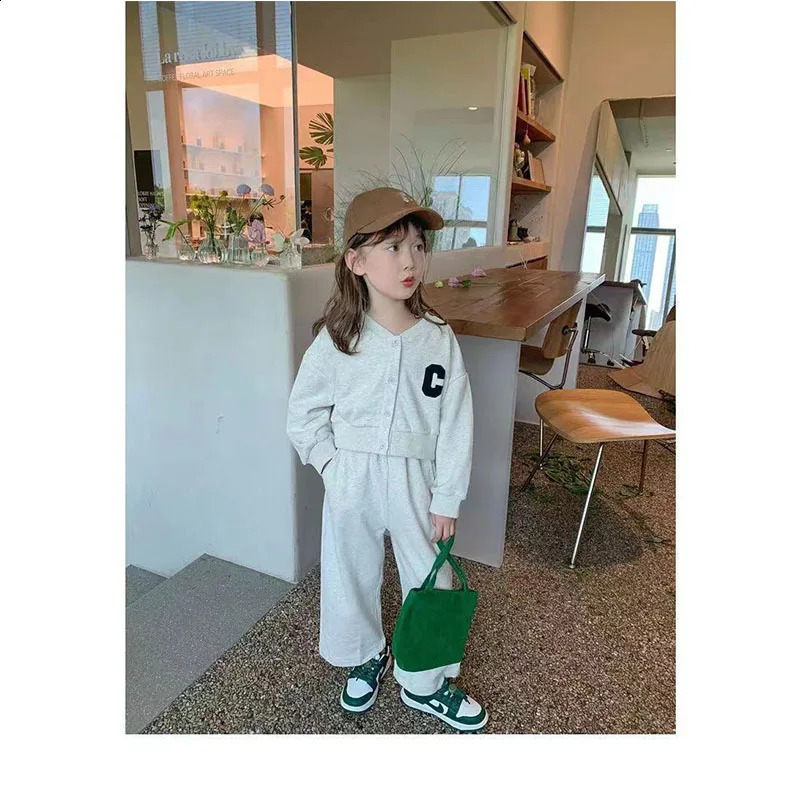 Girls sports suit baby round neck long sleeved shirt and pants 2piece springsummer style childrens fashionable casual 12M10 years old 240925