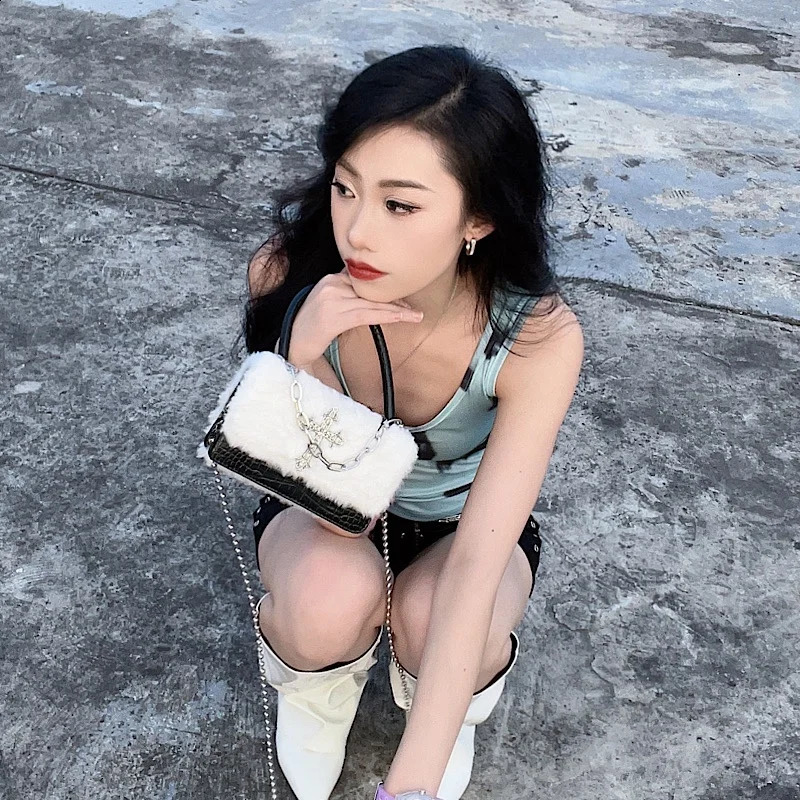 New Free Shipping Designer Bag Xiuya Y2k Gothic Handbag For Women Soft Plush Cross Applique Chain Shoulder Girls Hip Hop American Style Crossbody Bag