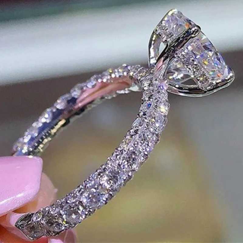 Fashion Crystal Engagement Cls Design Ring Female Charm Prince Ring Round Bridal Wedding Jewelry RingXJ250412