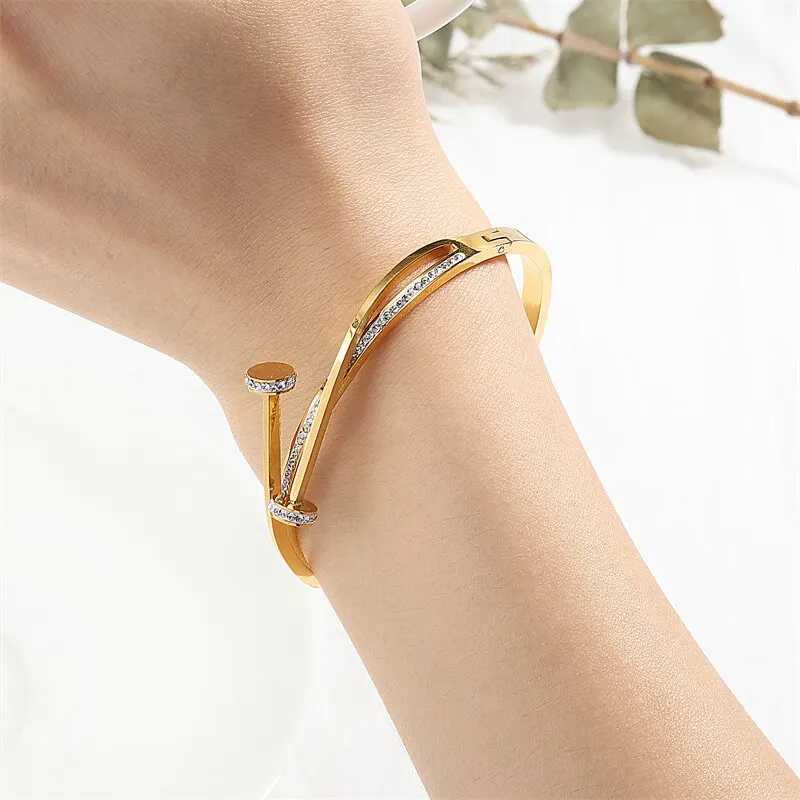 Luxurious and unique double crystal nail head cross stainless steel bracelet suitable for womens love wedding gift bracelet W240925