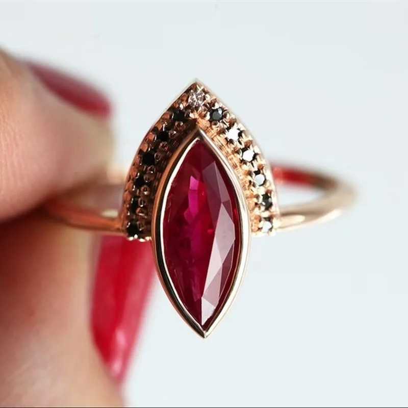 Fashion Rhombus Red Zircon Stones Rose Gold Color Rings for Women Classic Metal Marquise Bridal Wedding Rings Set JewelryX240926