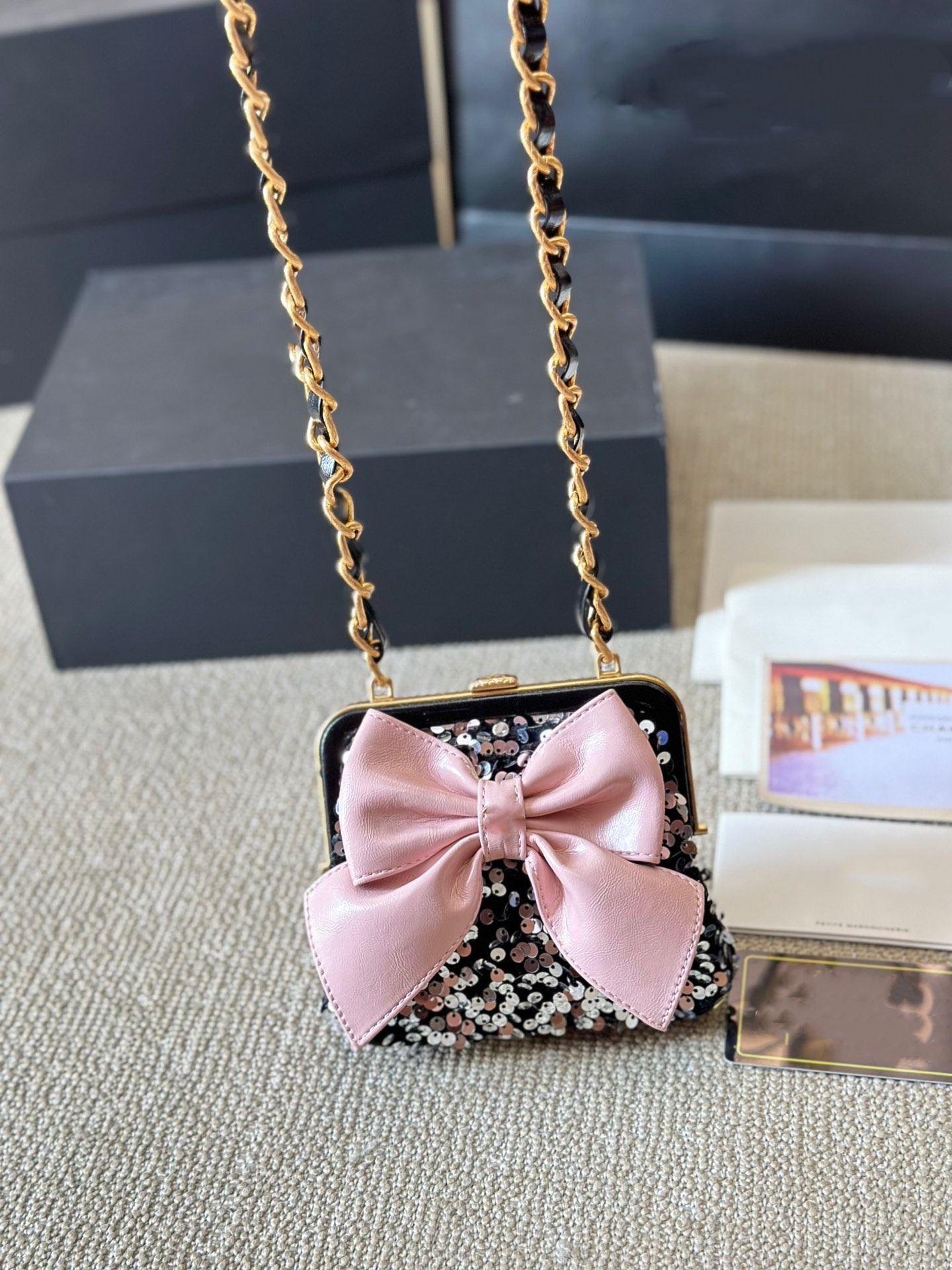 24A Ladies Designer Bow Decoration Kiss-Lock Evening Bag Shiny Sequins Patent Leather Gold Letters Hardware Matelasse Chain Lovely Coin Purse Mini Handbag 15*13CM