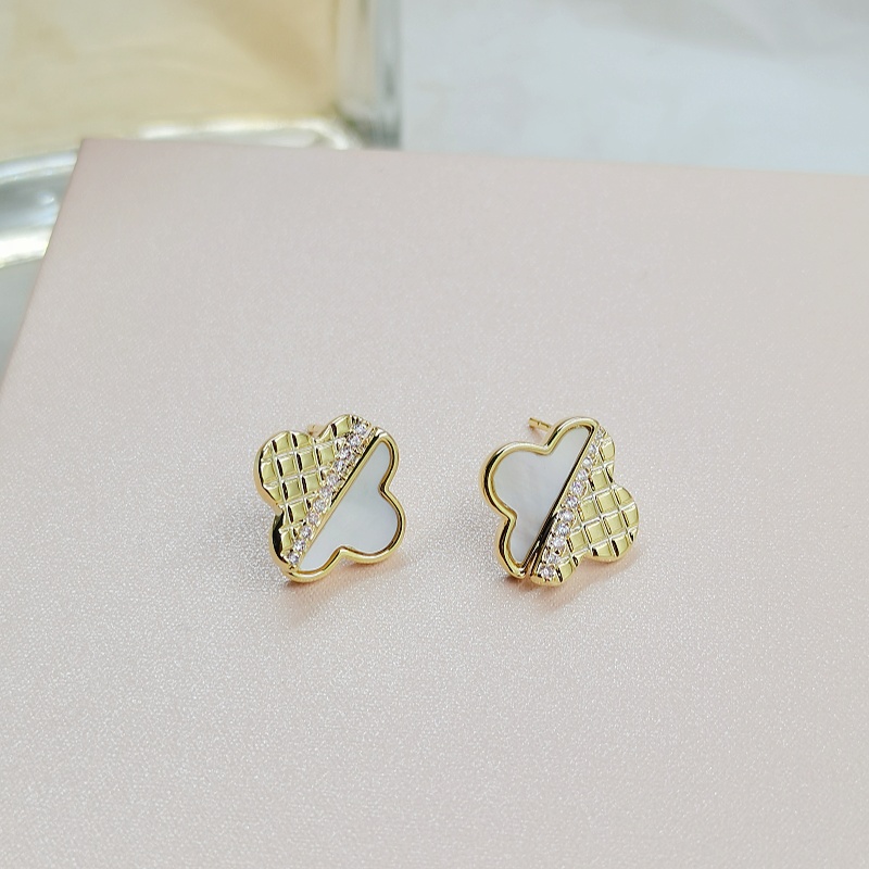 Design micro-set zirconium shell four-leaf clover earrings s925 silver pin fashion simple commuting high-class feeling earrings