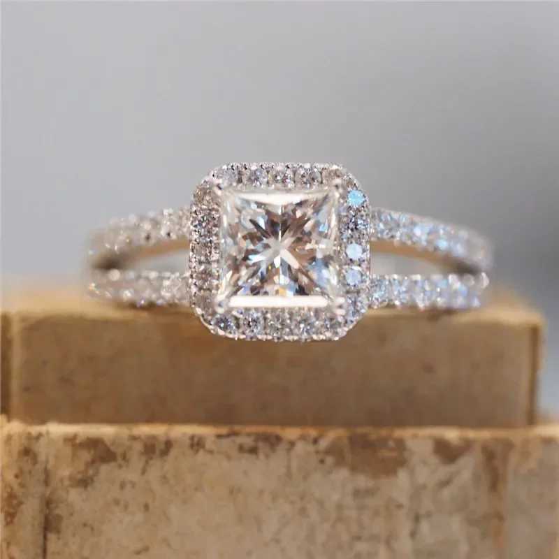 2024 Classic Simple Design Womens Engagement Ring Mosaic Square Crystal Cube Zirconia Sparkling Luxury JewelryXJ250412