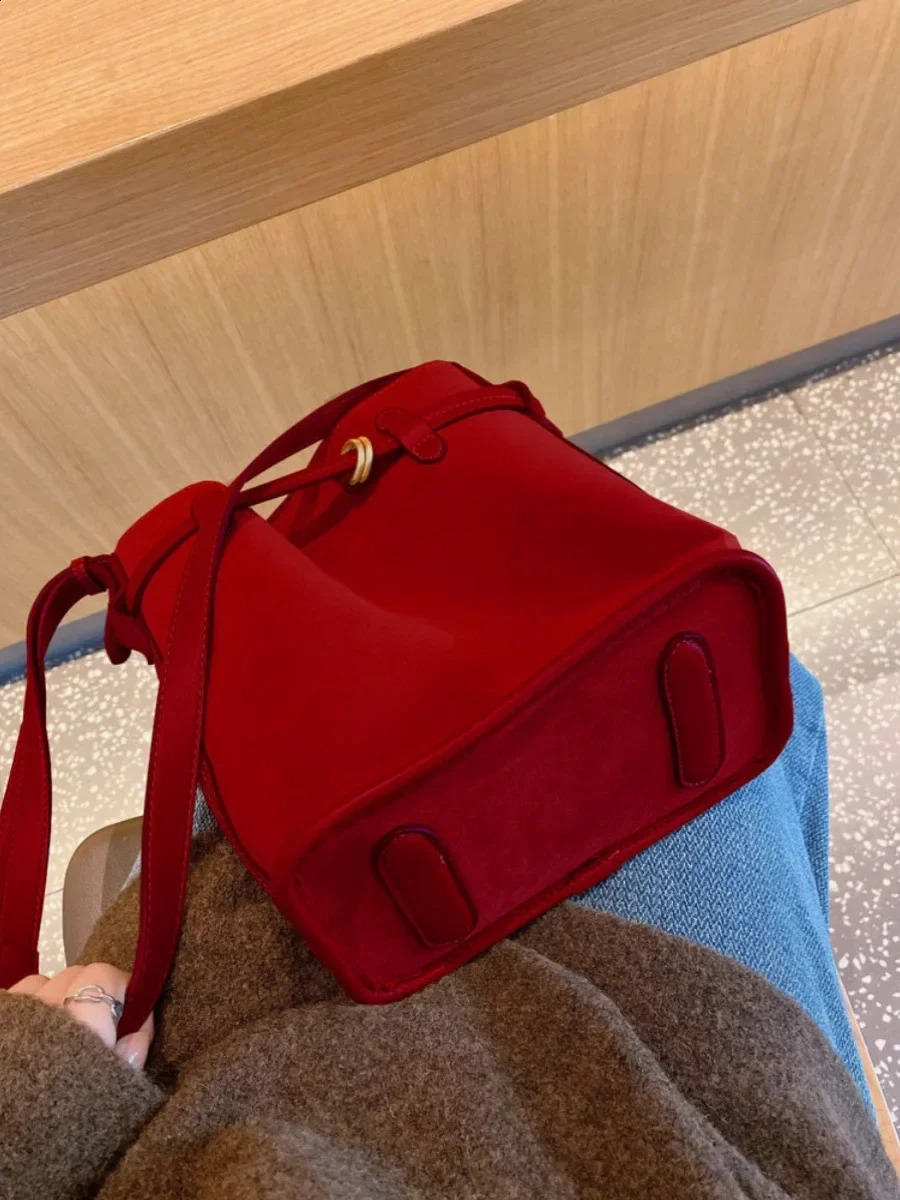 Retro Sweet Artificial Suede Womens Bucket Bag Fashion Solid Color Womens Shoulder Bag Simple Large Capacity Womens Handbag Wallet 240923
