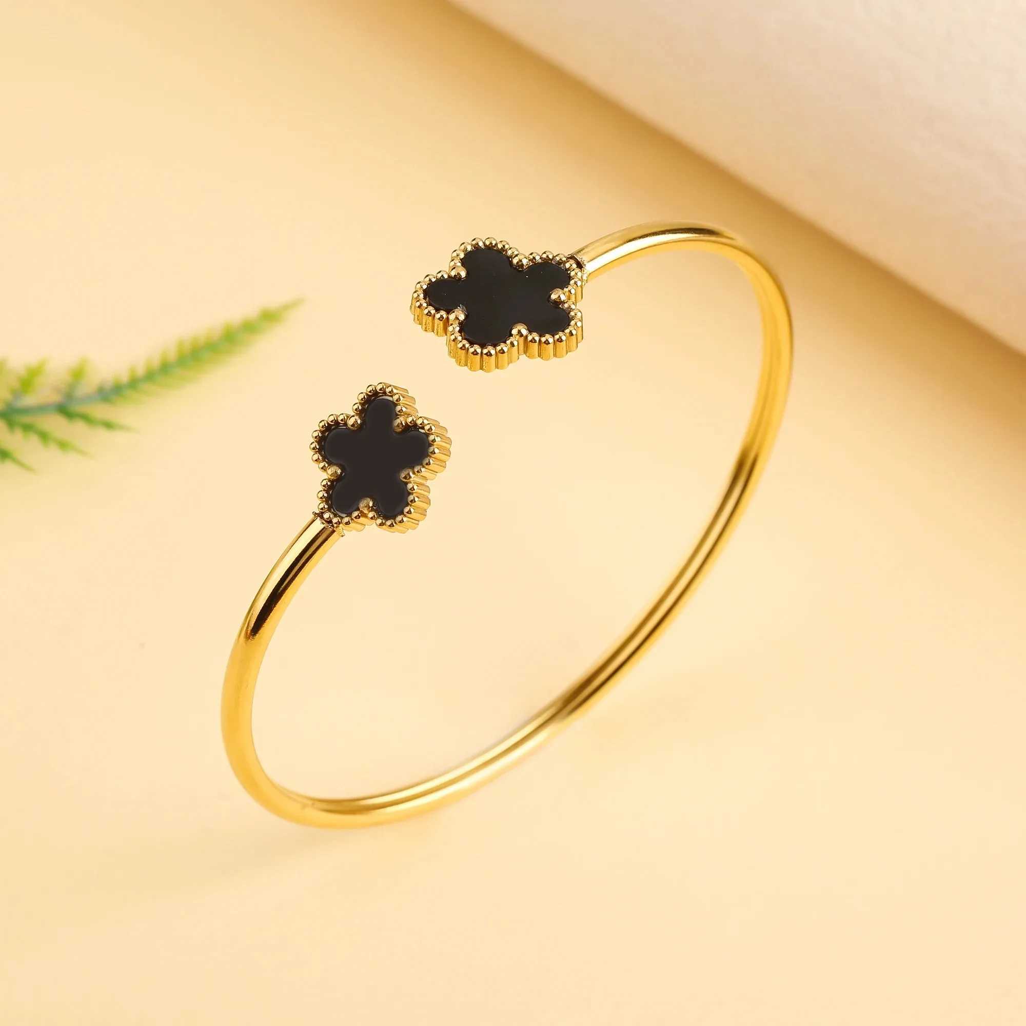 New Creative 18k Gold Plated Plant Five Leaf Flower Stainless Steel Open Bracelet Womens Fashion Party Jewelry Clover W240925