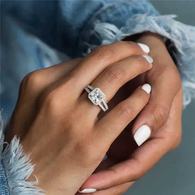 2024 Classic Simple Design Womens Engagement Ring Mosaic Square Crystal Cube Zirconia Sparkling Luxury JewelryXJ250412