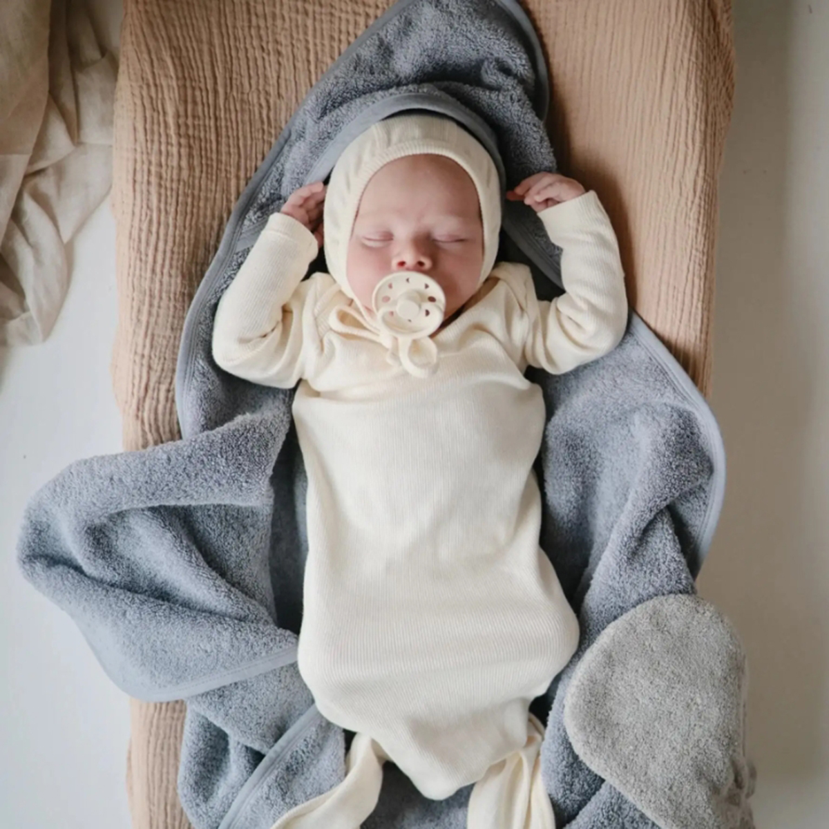 Comfortable & Durable Hooded Towel Set for Babies Ideal Sized at 31.5x31.5 inches in Neutral Colors