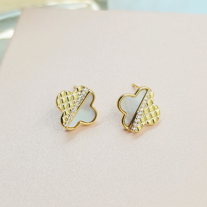 Design micro-set zirconium shell four-leaf clover earrings s925 silver pin fashion simple commuting high-class feeling earrings