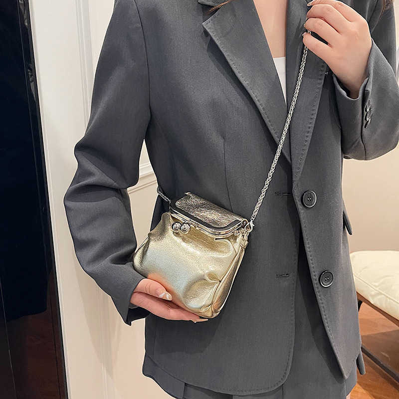 small bag women Korean version fashionable pleated shoulder bag ins chain crossbody clip small square bag 240915