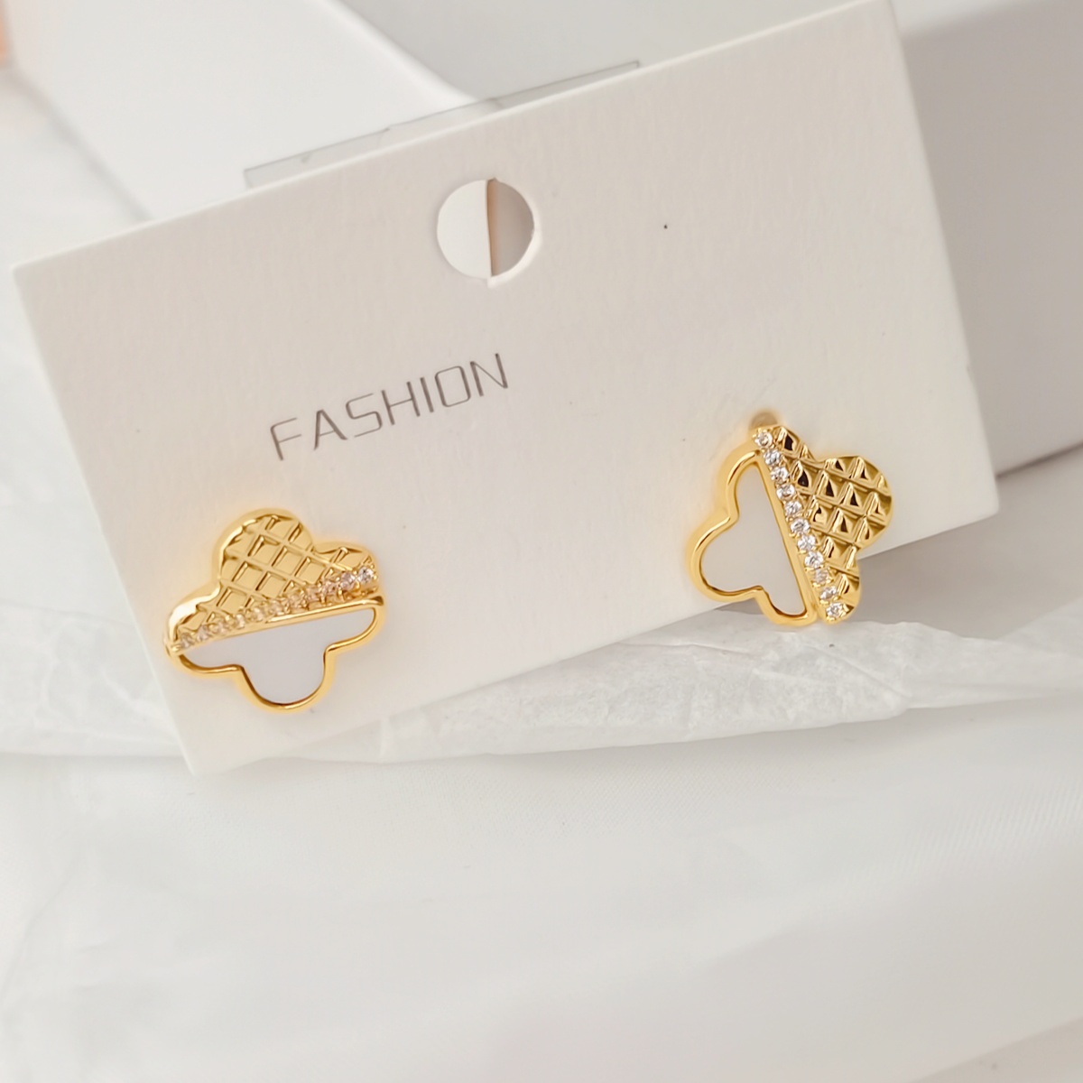 Design micro-set zirconium shell four-leaf clover earrings s925 silver pin fashion simple commuting high-class feeling earrings