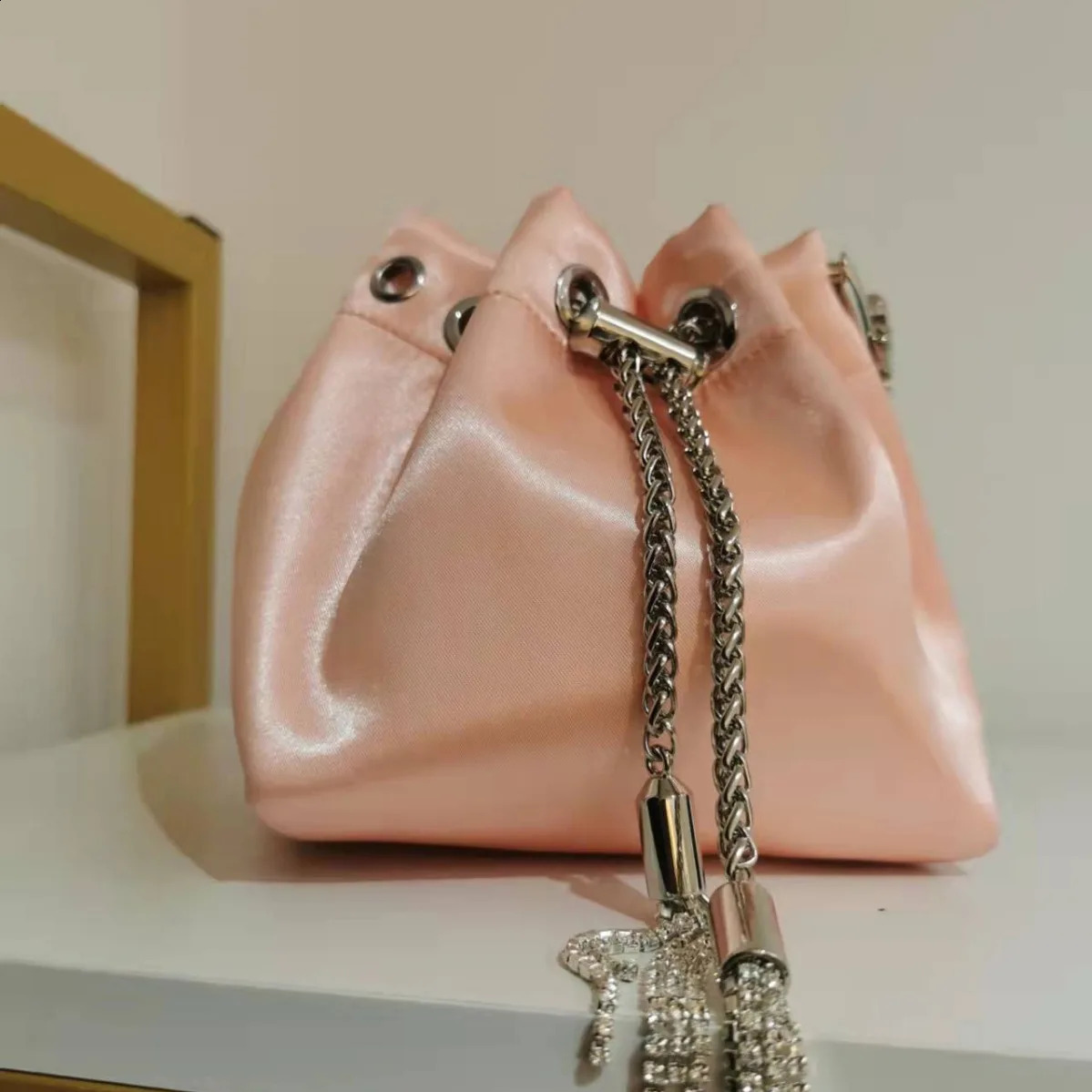 Womens highquality silk bucket bag diamond womens personalized shoulder tassel chain handbag 240920
