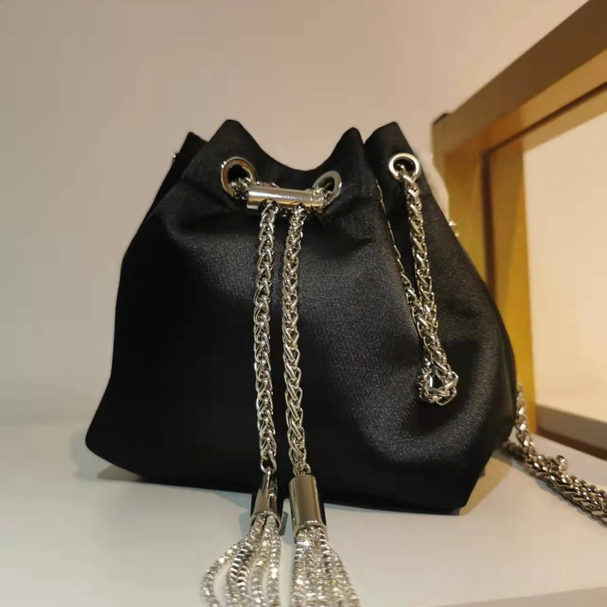 Womens highquality silk bucket bag diamond womens personalized shoulder tassel chain handbag 240920