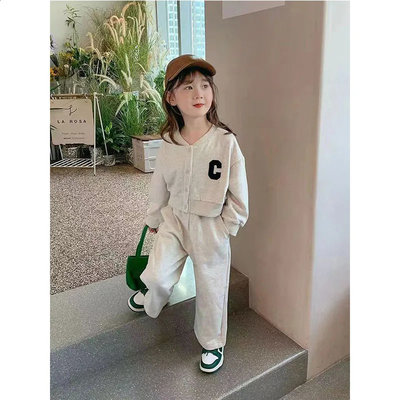 Girls sports suit baby round neck long sleeved shirt and pants 2piece springsummer style childrens fashionable casual 12M10 years old 240925