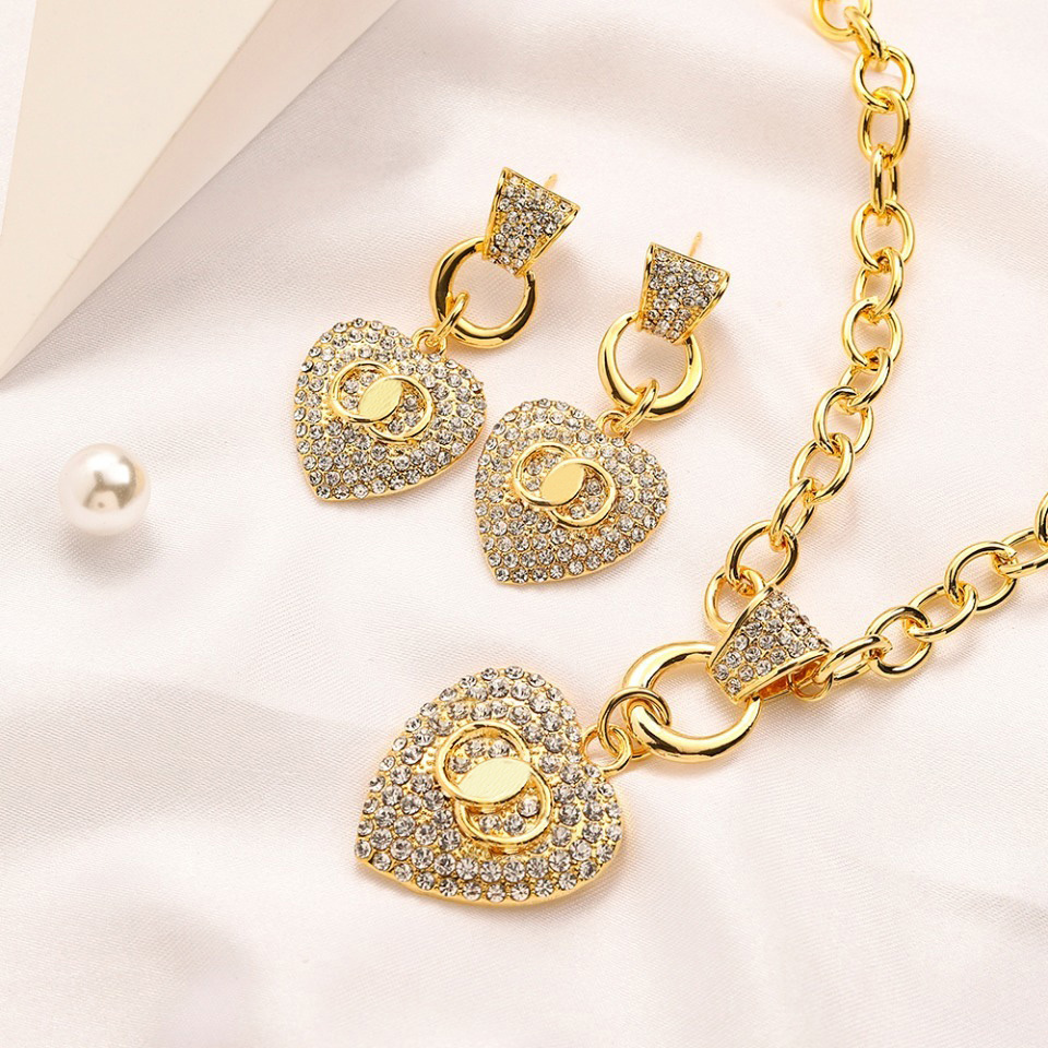 Designer Diamond Earring Necklaces Set Heart Love Earrings Designer Pendant Necklace New Jewelry Necklace 18K Gold Stud Earrings Girl Romantic Gift