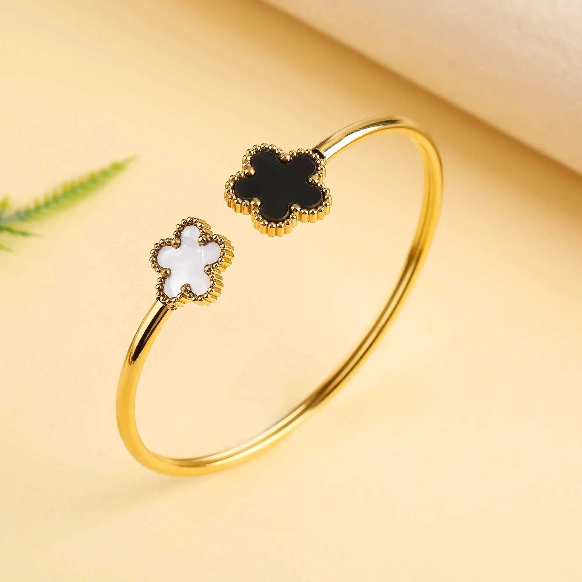 New Creative 18k Gold Plated Plant Five Leaf Flower Stainless Steel Open Bracelet Womens Fashion Party Jewelry Clover W240925