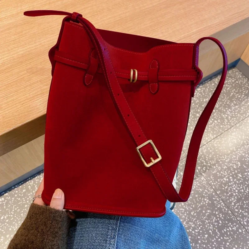 Retro Sweet Artificial Suede Womens Bucket Bag Fashion Solid Color Womens Shoulder Bag Simple Large Capacity Womens Handbag Wallet 240923