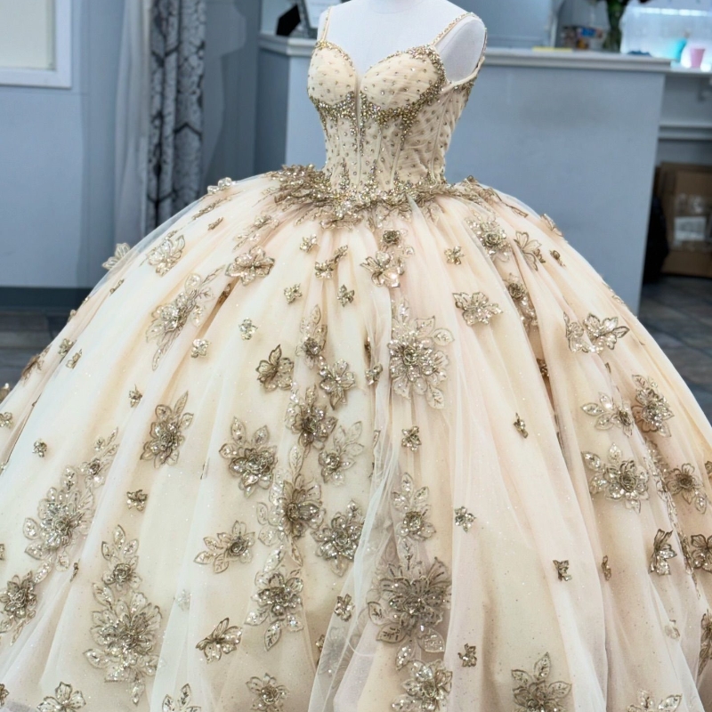 Light Champagne Quinceanera Dresses Spaghetti Strap wer Appliques Crystals Beading Tull Ball Gown Sweet 16 Dress Vestidos De 15 Anos