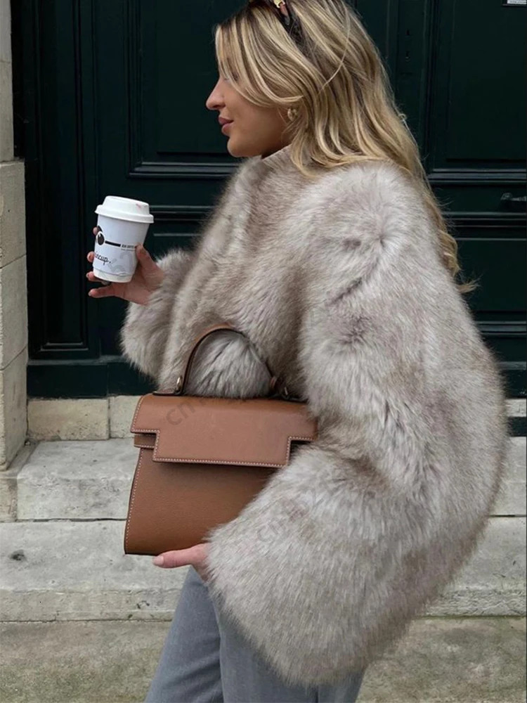 2024 Winter Street Iconic Brand Fashion Fluffy Short Jacket Overcoats Women Designer Gardient Cropped Faux Fur Coat
