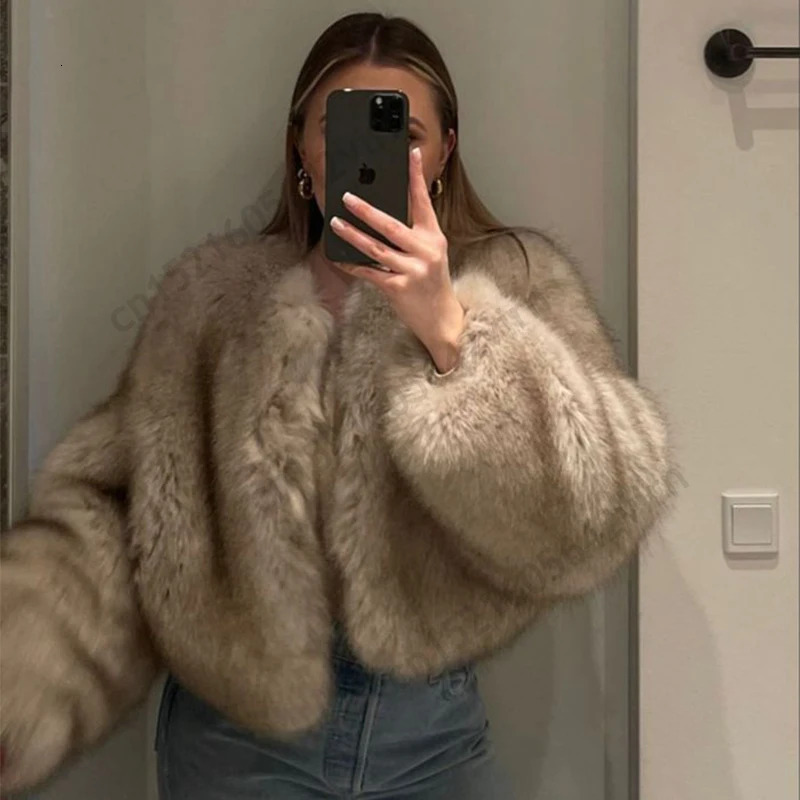 2024 Winter Street Iconic Brand Fashion Fluffy Short Jacket Overcoats Women Designer Gardient Cropped Faux Fur Coat