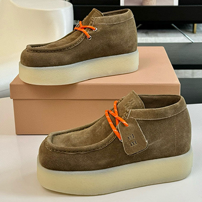 Classics Womens Suede Delave Wedge Ankle Boots Cow Suede khaki Thick Soled Short Boots Street Fashion Lace Up Wear Resistant Shoes 45 mm Sign Rubber Sole