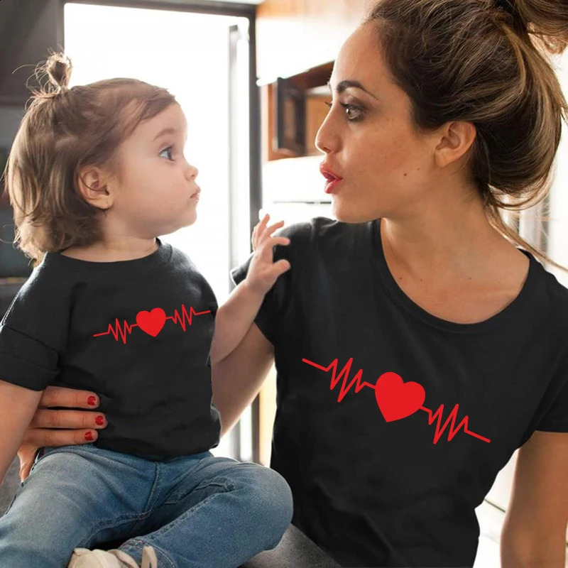 Cute Family Appearance Matching Clothes Mom and Me Tshirt Daughter Son Clothing Baby 240926